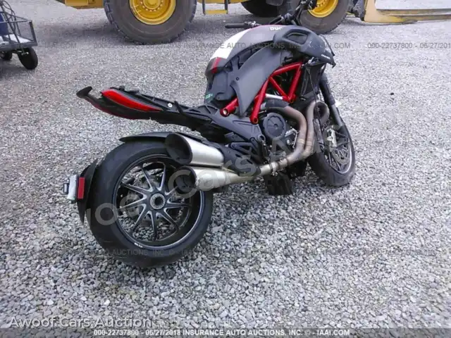 2015 Ducati Diavel ZDM13BSW6FB019744 — Iaai auction photo 4