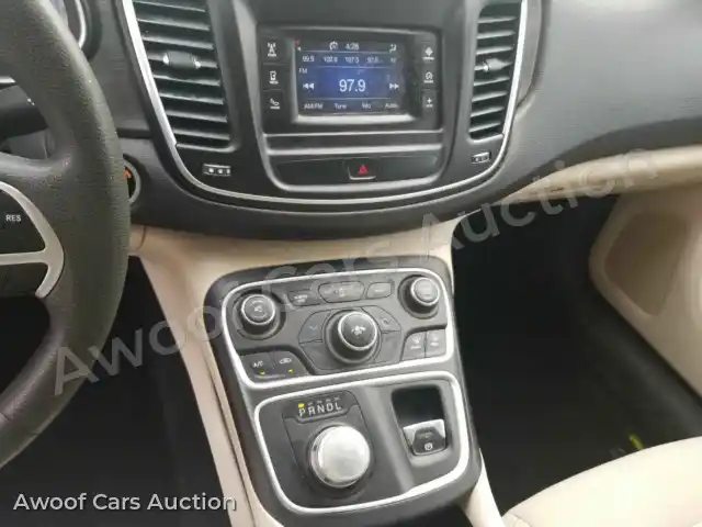 2015 Chrysler 200 1C3CCCAB5FN557329 — Manheim auction photo 4